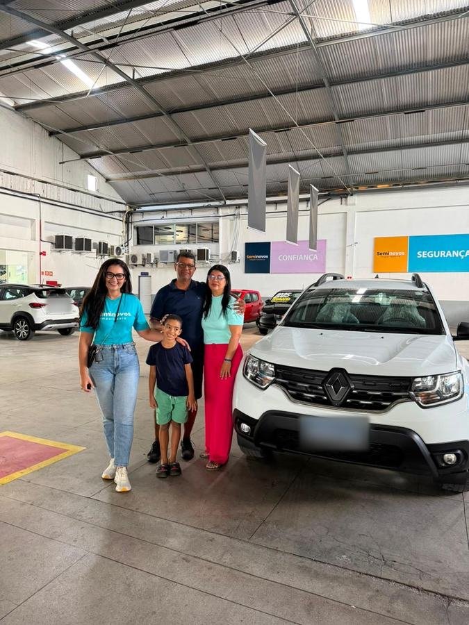 Família com a Mariana no showroom da Seminovos Importadora