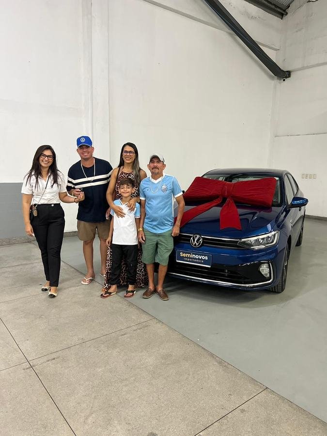 Família com a Mariana na entrega de um Volkswagen Virtus azul